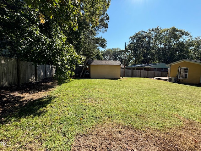 view of yard featuring a storage unit