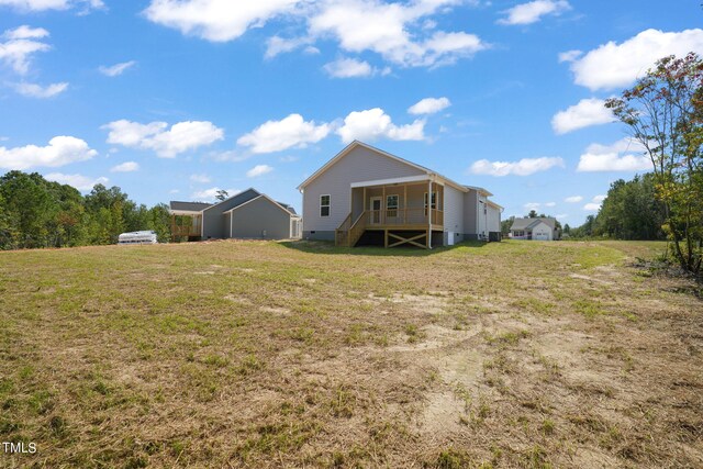 back of house featuring a yard