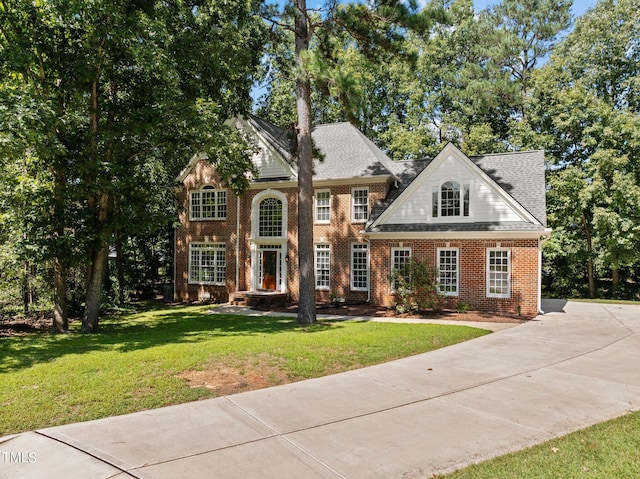 view of front of home featuring a front yard