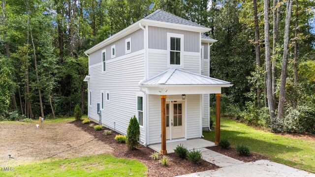 view of front of property featuring a front yard