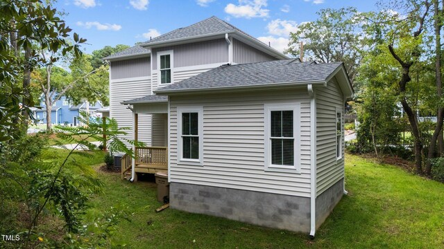 view of side of property featuring a yard