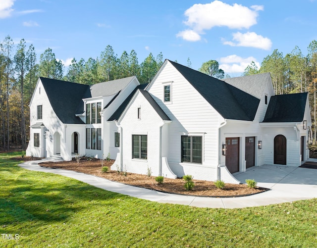 view of front facade featuring a garage and a front lawn