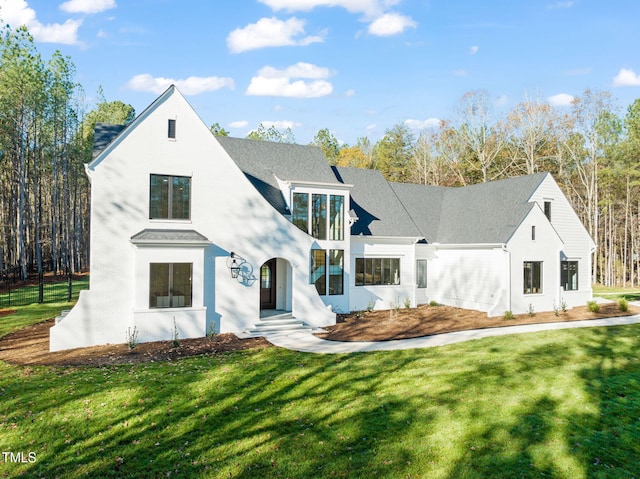 view of front of property featuring a front lawn