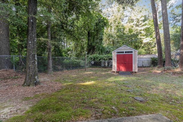 view of yard featuring a storage shed