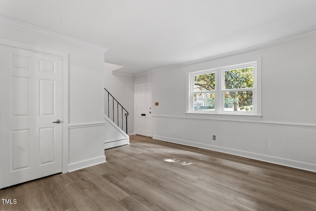 unfurnished room with crown molding and light hardwood / wood-style flooring