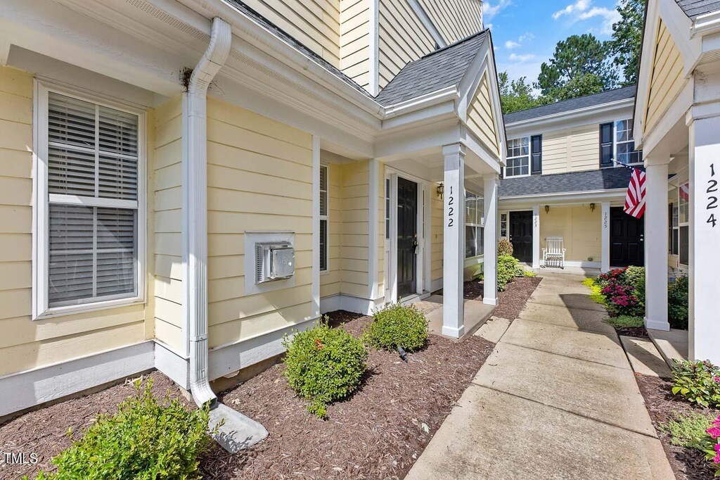 property entrance with roof with shingles
