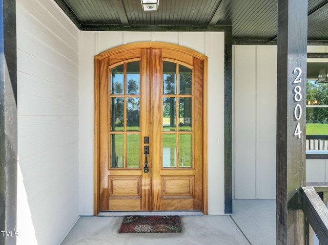 property entrance with covered porch