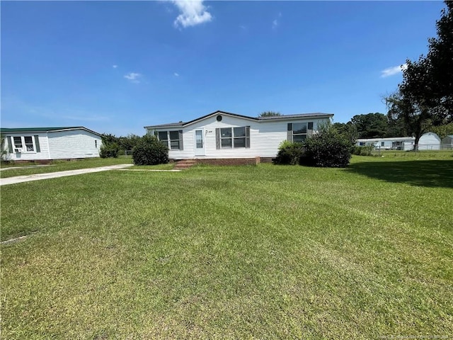 view of front of house featuring a front yard