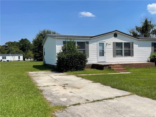 view of front of house featuring a front lawn