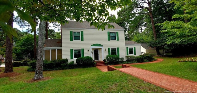 colonial inspired home featuring a front yard