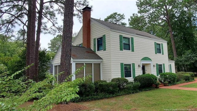 colonial home featuring a front yard