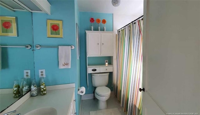 bathroom featuring vanity, toilet, and a shower with curtain