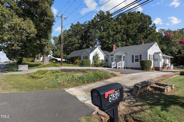 view of front of house featuring a front yard