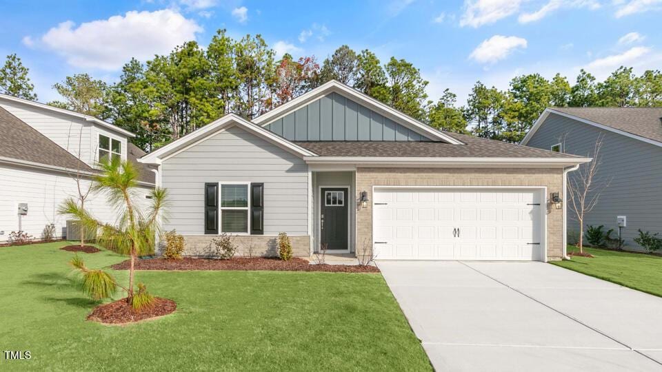 view of front facade with a garage and a front yard