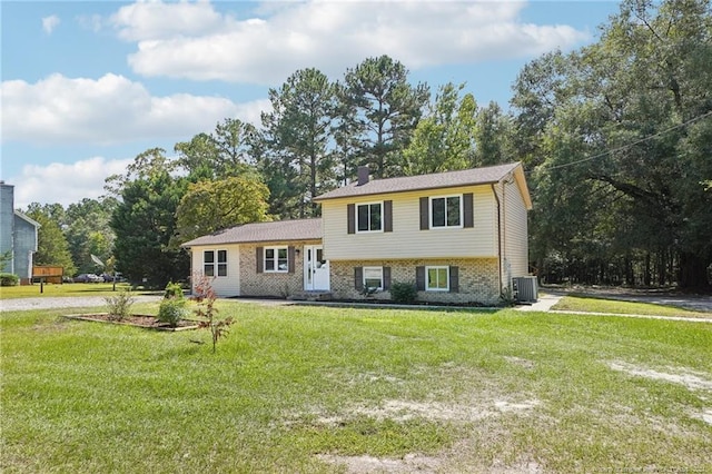 tri-level home featuring a front lawn