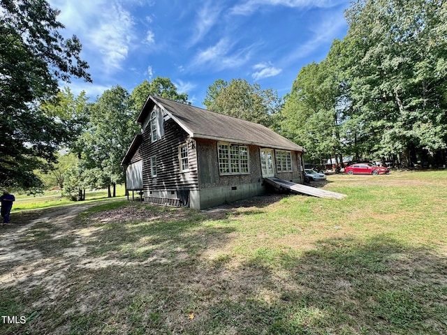 view of side of property featuring a yard