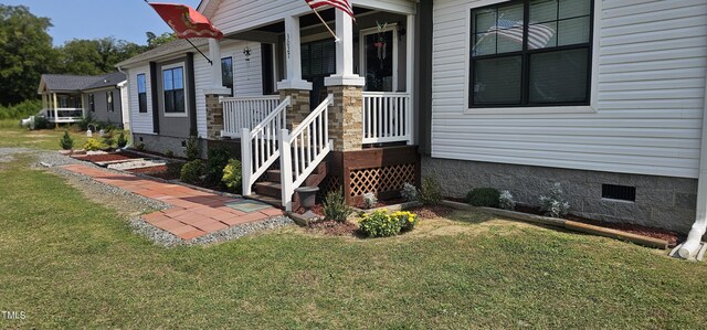 property entrance featuring a yard