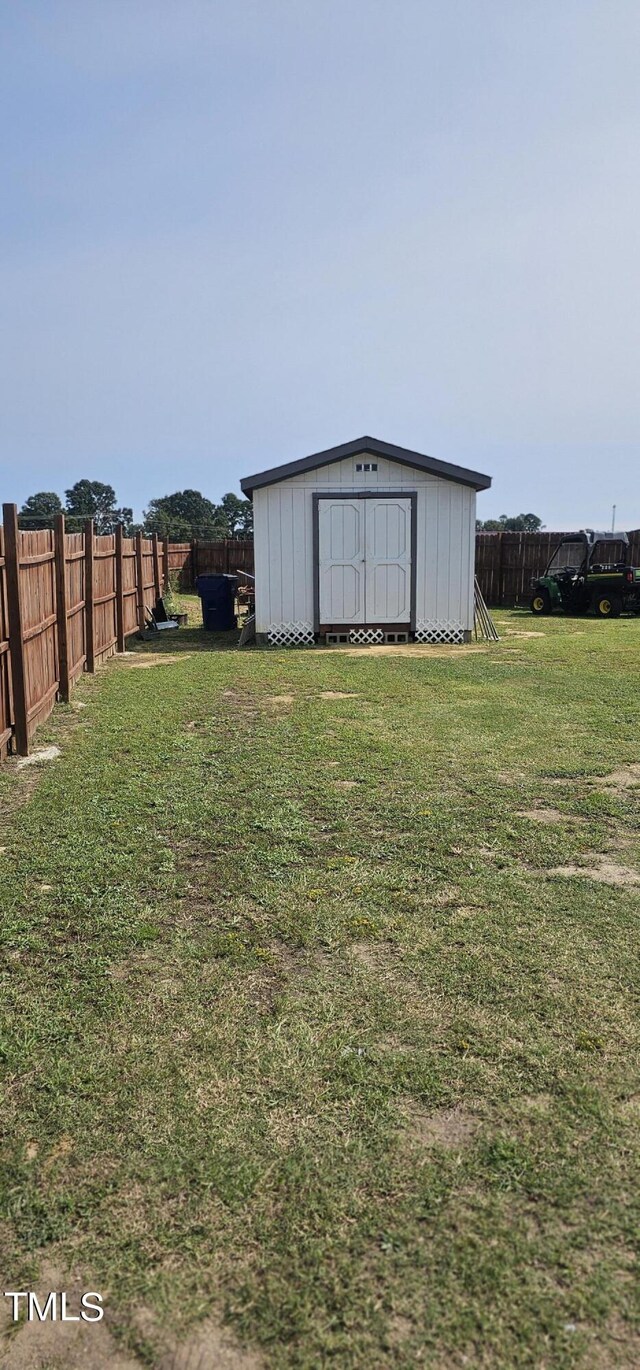 view of outdoor structure featuring a yard