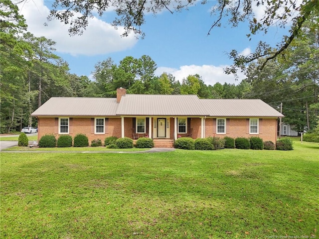 single story home featuring a front yard