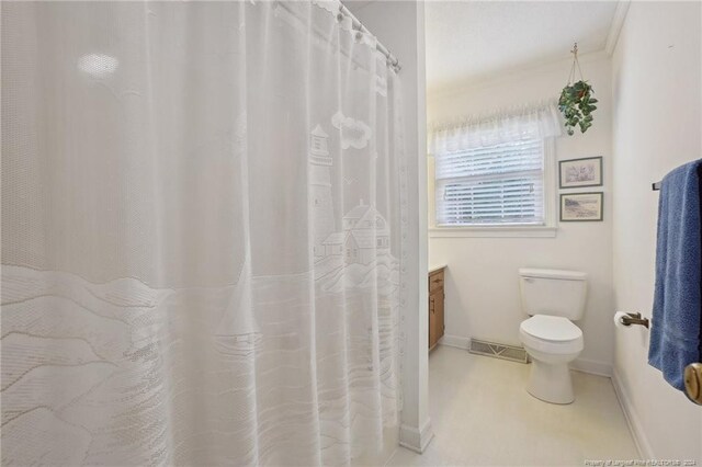 bathroom featuring a shower with shower curtain, toilet, and vanity