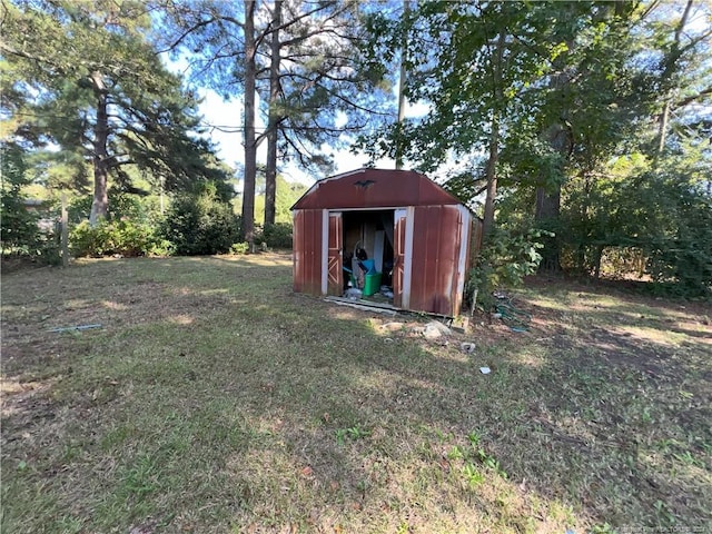 view of yard featuring a shed