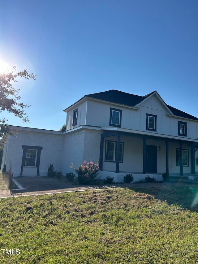 view of front of house with a front yard