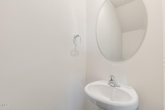 bathroom featuring sink