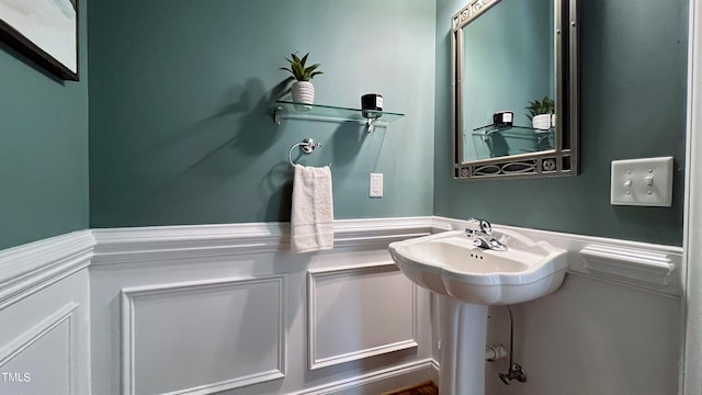 bathroom featuring sink