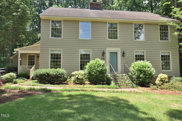 colonial house featuring a front yard