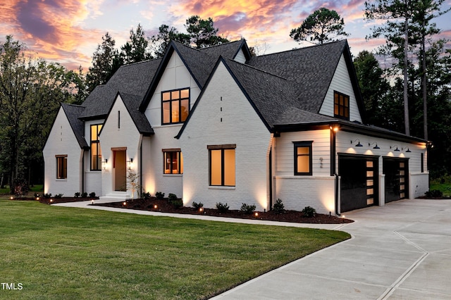 view of front of property featuring a lawn