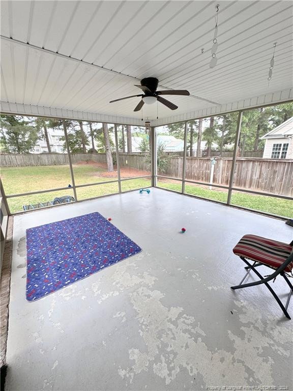 unfurnished sunroom with a healthy amount of sunlight and ceiling fan