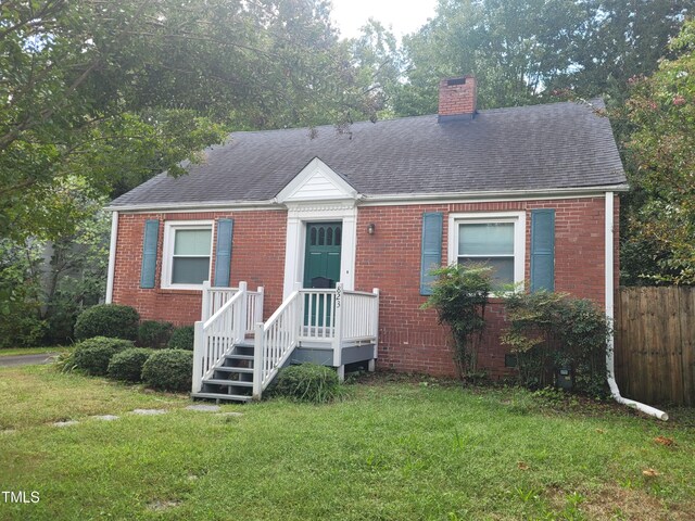 view of front of house featuring a front lawn