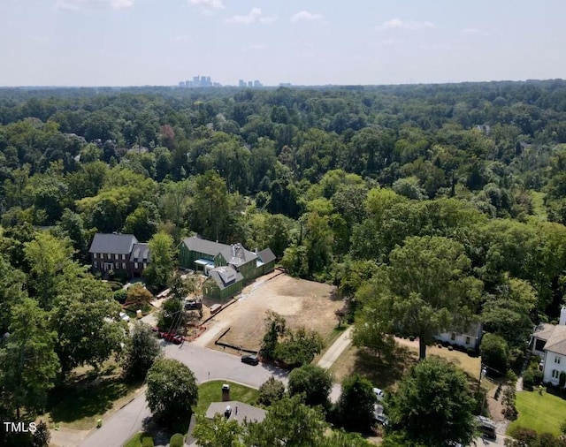 birds eye view of property featuring a forest view