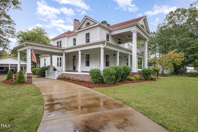 view of front of house featuring covered porch and a front yard