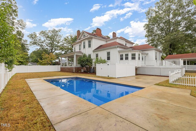 view of swimming pool featuring a patio