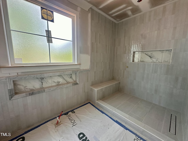 bathroom featuring tiled shower