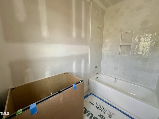 bathroom with washtub / shower combination