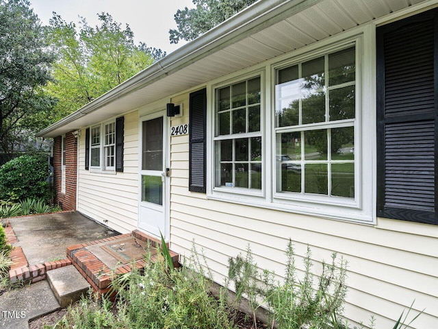 property entrance featuring a porch