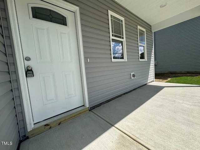 entrance to property featuring covered porch