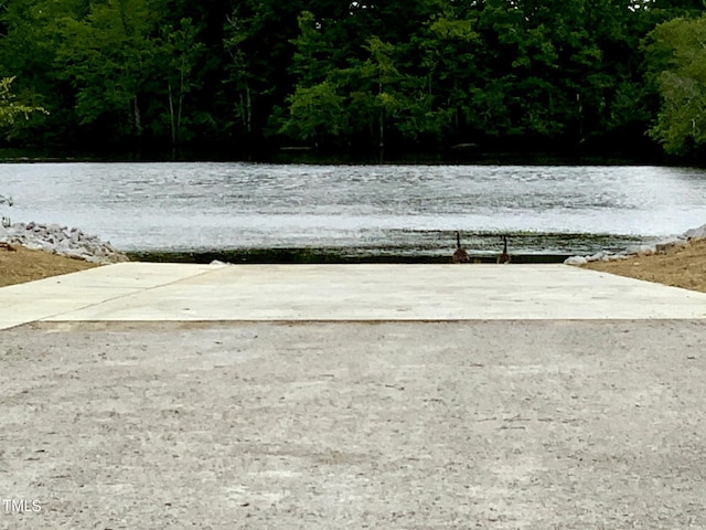 view of yard featuring a water view