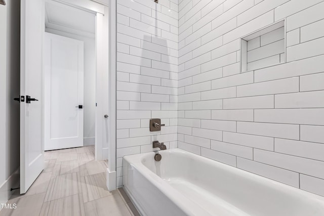 bathroom featuring tiled shower / bath combo