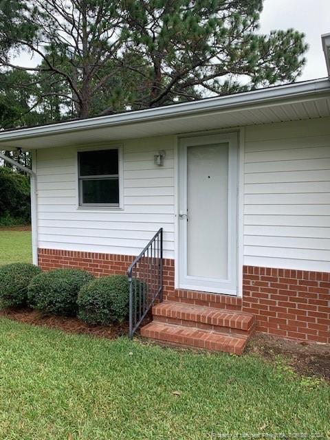 property entrance featuring a yard