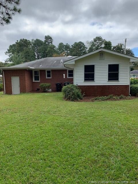 view of front facade featuring a front yard