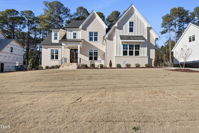 view of front facade with a front yard