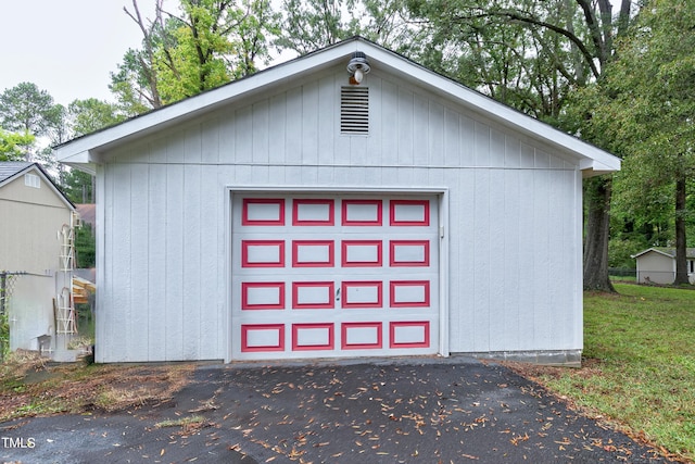 detached garage featuring aphalt driveway