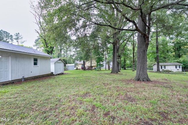 view of yard with an outbuilding