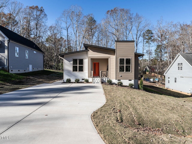 view of front of home featuring a front yard