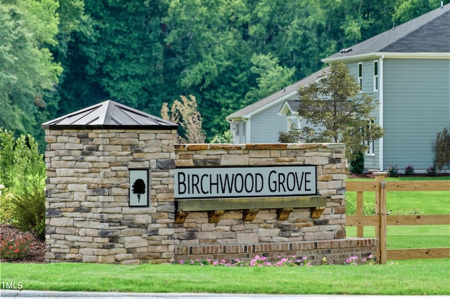 community sign with a yard