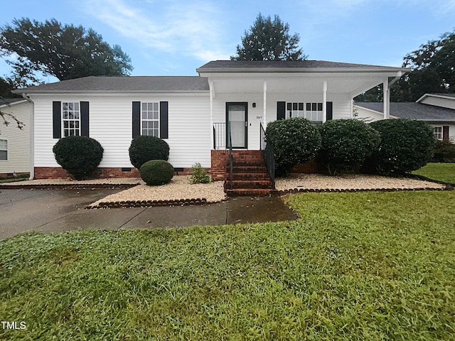 view of front facade featuring covered porch and a front yard