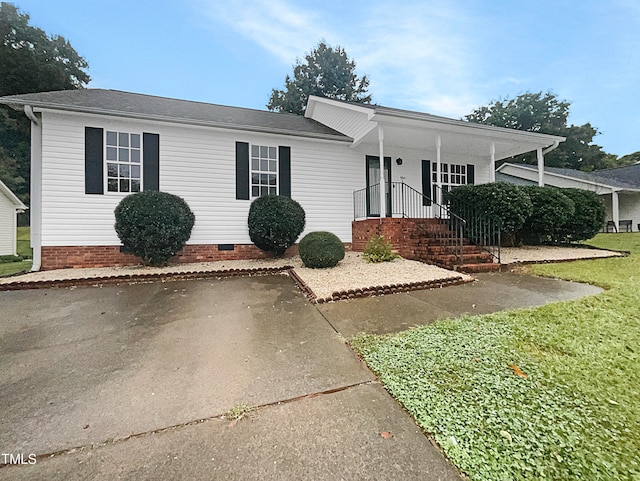 view of front of property featuring a porch and a front lawn